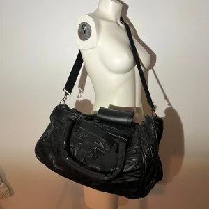 Rymlig Weekendbag - Superfin weekendbag, köpt secondhand men aldrig använd av mig, superfint skick och väldigt rymlig med många ytterfack