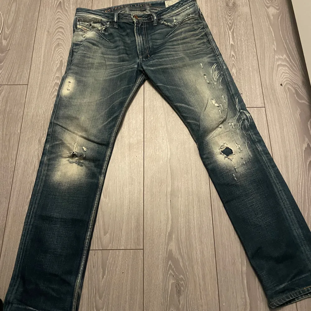 Ruskigt snygga diesel jeans men snygga och trendiga slitningar från fabrik Storlek 31. Säljes pga för små Köpta på nk, nypris 4899kr. Jeans & Byxor.