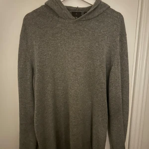 Grå hoodie från Oscar Jacobson - Säljer en stilren och bekväm grå hoodie från Oscar Jacobson, storlek XL men sitter som L! Inga defekter på varan