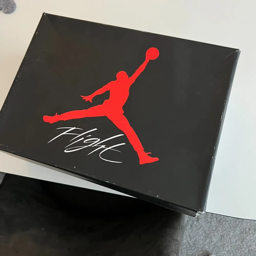 Säljer ett par Jordan 4 midnight navy då de börjar bli för små för mig. Storlek 40.. Kengät.