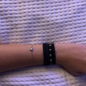 Detta snygga svarta jeans armbandet är perfekt för att göra sin outfit mer rolig och spännande!! ❤️‍🔥