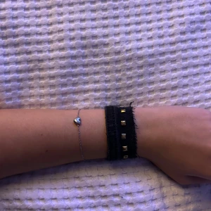 Snyggt svart jeans armband  - Detta snygga svarta jeans armbandet är perfekt för att göra sin outfit mer rolig och spännande!! ❤️‍🔥