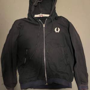 Fred perry zip-hoodie, i collab med nigel cabourn.  Storlek 44, passar som en M-L  Bra skick, aningen urtvättad. Bra kvalité, tjockt tyg och snygga detaljer.