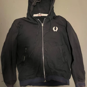 Fred Perry x Nigel Cabourn - Fred perry zip-hoodie, i collab med nigel cabourn.  Storlek 44, passar som en M-L  Bra skick, aningen urtvättad. Bra kvalité, tjockt tyg och snygga detaljer.