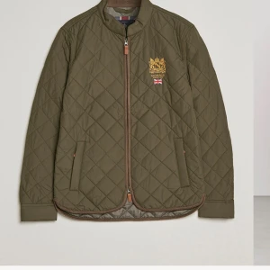 Olivgrön quiltad jacka från Morris - Säljer en snygg olivgrön quiltad jacka från Morris i storlek XS. Perfekt för höst och vår med sin stilrena design och bekväma passform. Passar både till vardags och lite finare tillfällen. 🧥🍂nypris 2199kr