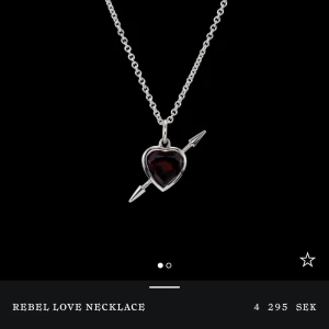 Rebel love necklacr - Kikar intresset på detta drömmiga halsbandet från Maria nilsdotter i längd 45cm🤍väldigt fint skick