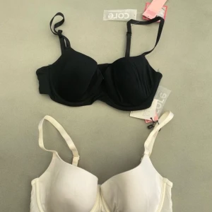 Svart och vit bh strl 75C - Två bh:ar från Lindex i svart och vit färg. De har justerbara axelband och en slät design för en bekväm passform. Båda är i nytt skick med etiketter kvar. Nypris för en BH 179kr. Den vita har lite missfärgning!