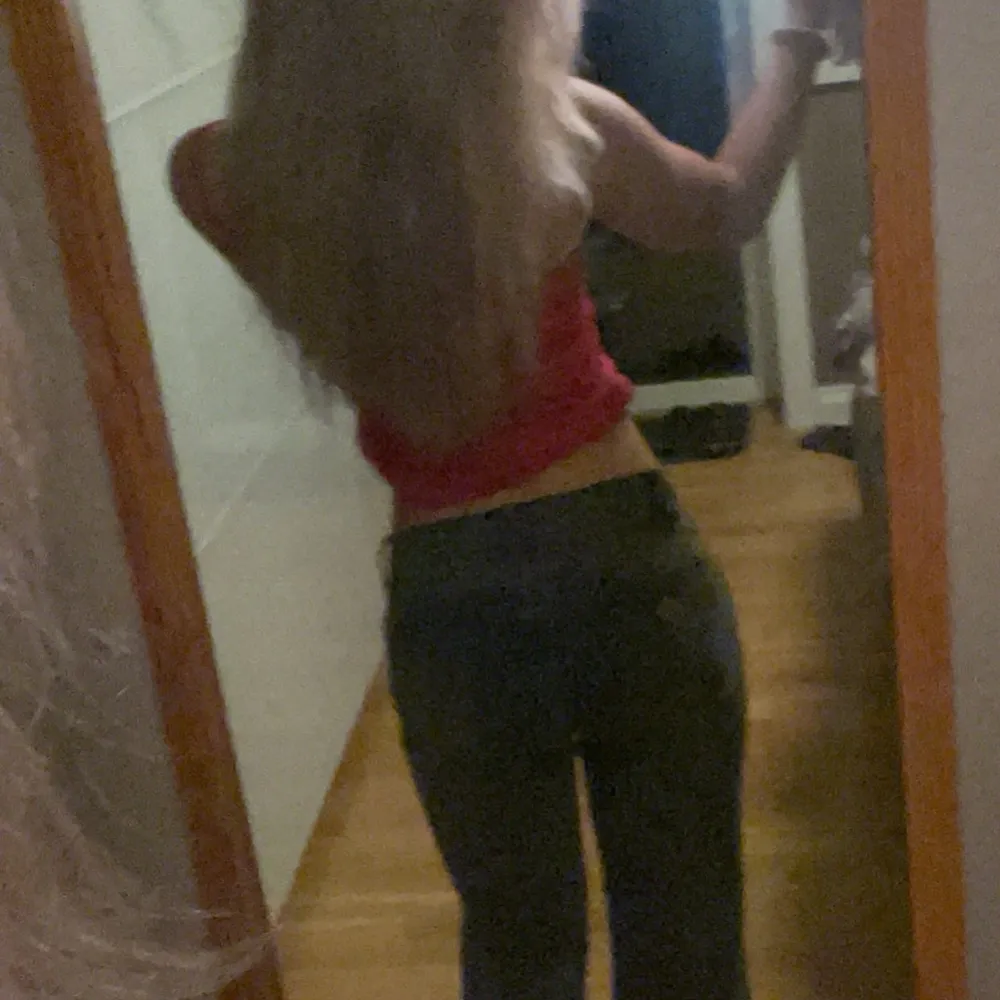 Säljer ett par snygga grå jeans från Avrand i bra skick. De är lågmidiade och har en straight passform som ger en klassisk look. Perfekta för både vardag och fest! 🖤. Farkut & Housut.