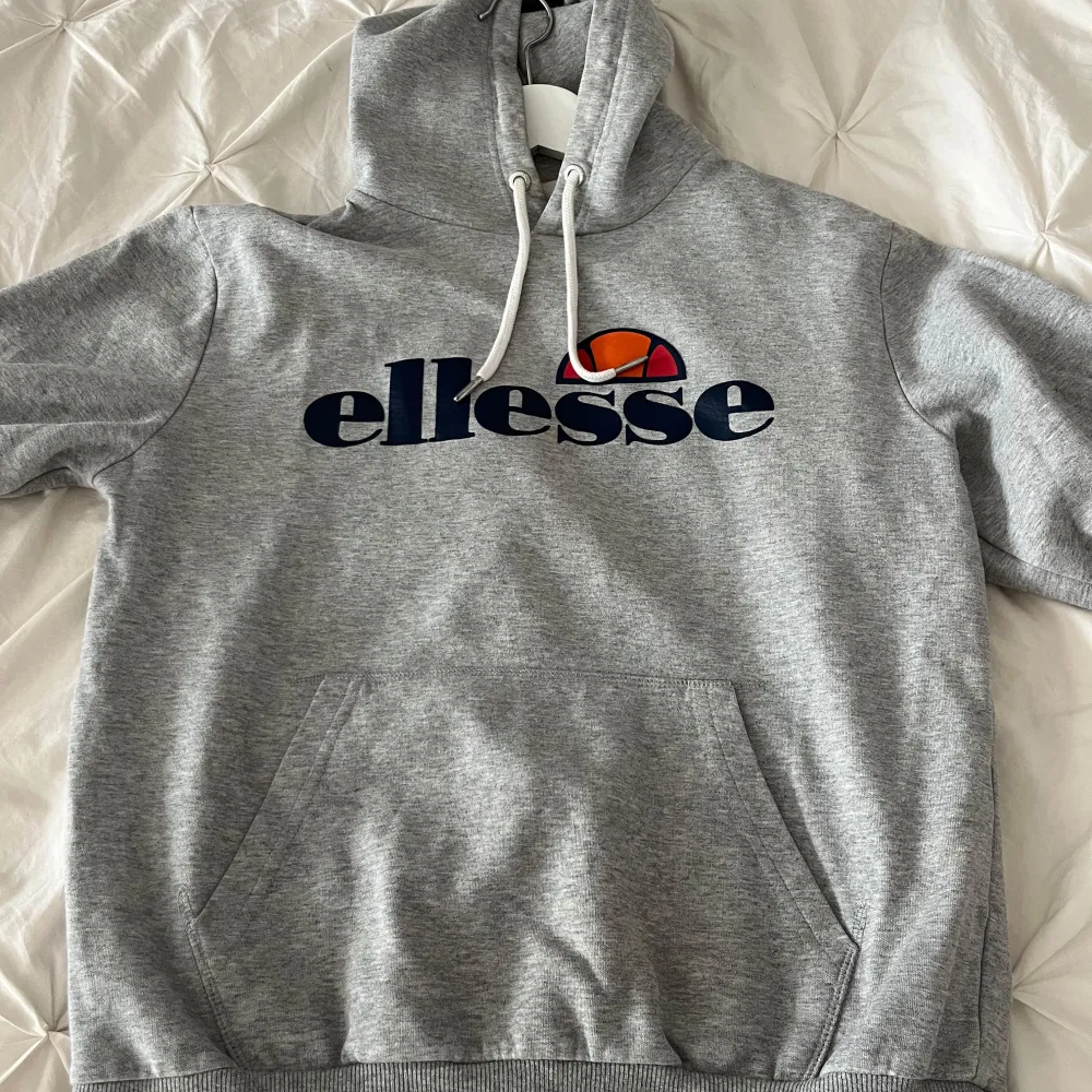 Säljer en snygg grå hoodie från Ellesse i storlek L. Liten i storlek så passar en M. Väldigt bra skick, använd någon gång. . Tröjor & Koftor.