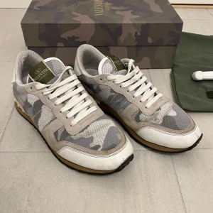 Valentino Rockrunner - Säljer dessa väldigt snygga Valentino Rockrunner skorna, perfekt inför vintern! Rätt bra skick, men vissa tecken av användning förekommer. Storlek 42.5, passar också 43. Nypris 8000kr. Allt OG ingår (box, dustbag, extra snören). Hör gärna av dig!