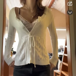 Vit kofta - Mysig vit kofta med knappar och knytning på framsidan. Storlek S och knappt använd. Bilder kommer från en video, skriv för bättre bilder 💕