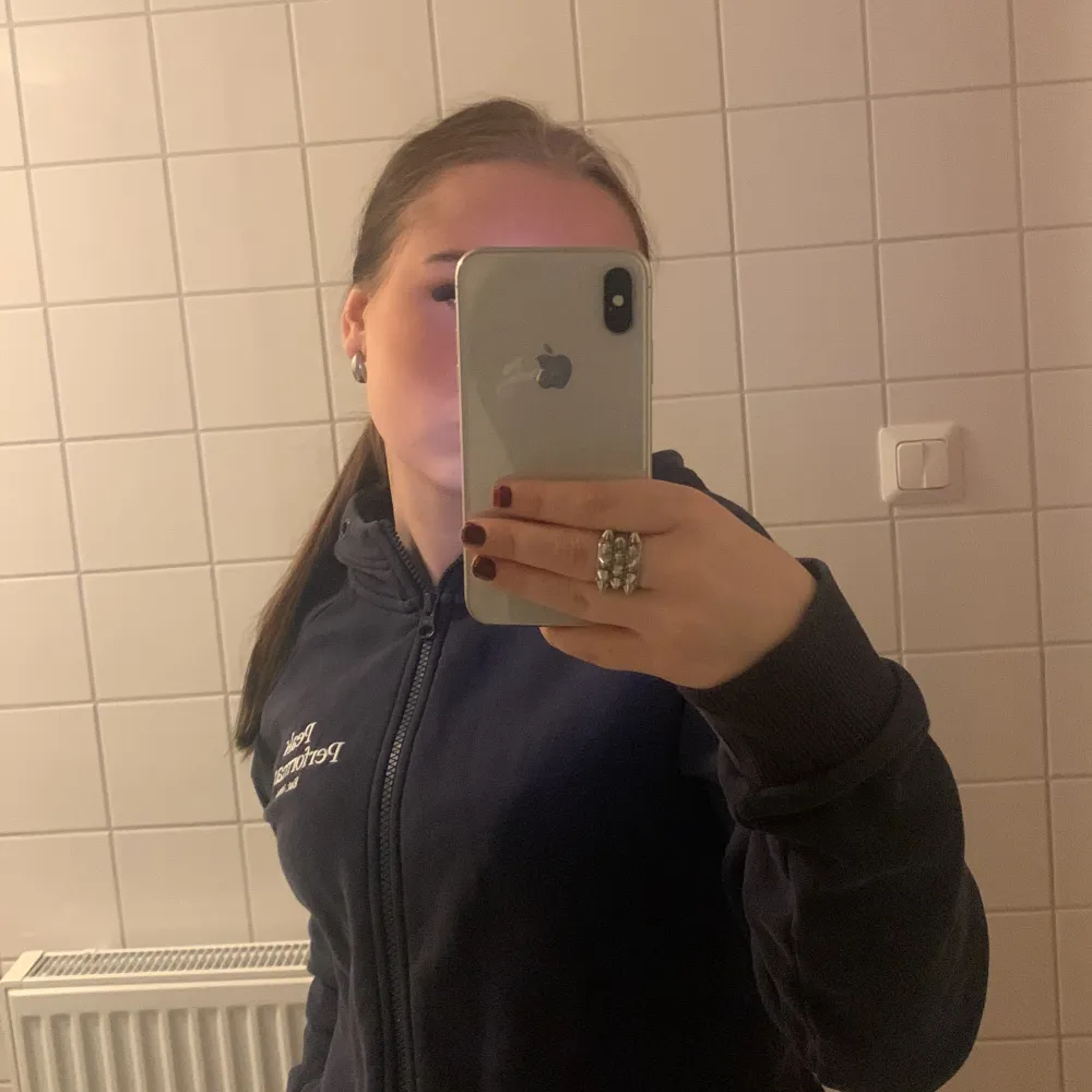 Bra skick, nästan aldrig använd.. Hoodies.