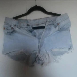Ljusa jeansshorts med fransar - Säljer ett par ljusa jeansshorts från Levi's i bra skick, ganska använda. Säljs då de inte passar.
