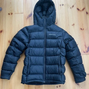 Peak Performance Dunjacka  - Svart dunjacka i storlek S från Peak Performance. Inköptes förra vintern, men är i utmärkt skick utan några defekter. Nypris ~ 4000kr.