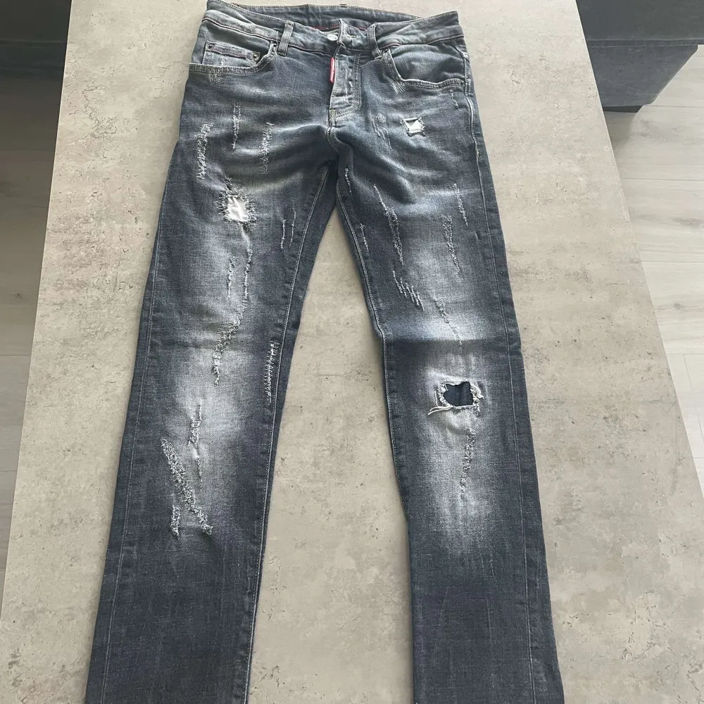 Riktigt fina och fräsha dsquared2 jeans som knappt är använda, de är i bra skicka och måste säljas då jag sparar till körkort:). Jeans & Byxor.