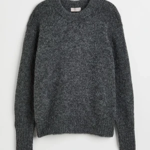 Stickad tröja  - säljer denna sköna stickade tröja från H&M som är slutsåld överallt!! Den är lite nopprig, men inget man tänker på. den är i bra skick och har en fin detalj vid ärmen. inte använd så många gånger och köpt för 300kr. ⭐️