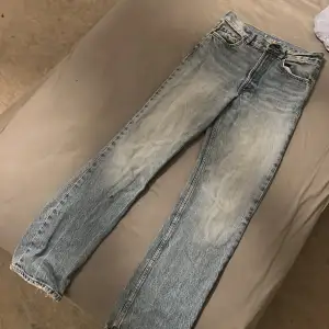 Säljer ett par klassiska blå jeans från zara för 500kr jag har haft dom ett få antal gånger men har dock inte kunnat använda dom för att dom är för stora har klippt bort lappen där bak eftersom att jag fick vika dom för att de var för stora vid midjan🤍