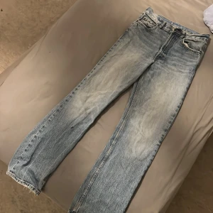 Blå jeansbyxor - Säljer ett par klassiska blå jeans från zara för 500kr jag har haft dom ett få antal gånger men har dock inte kunnat använda dom för att dom är för stora har klippt bort lappen där bak eftersom att jag fick vika dom för att de var för stora vid midjan🤍