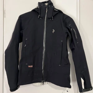 Skidjacka Peak Performance - Superfin skidjacka från peak, använd med lite ”skrap” (ytligt) på framsidan, men annars bra skick. Snölås, skipass ficka och stor luva som hjälmen ryms under. Säljer då den tyvärr blivit för liten💔nypris 3500kr