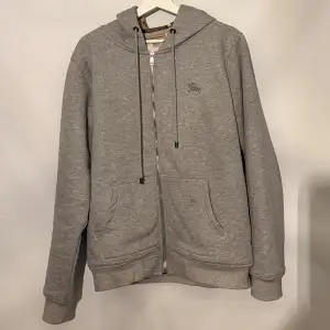 Säljer nu min burberry zip hoodie storlek L men sitter mer som M super fint skick mvh 