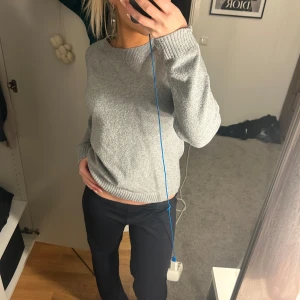 Grå stickad tröja - Grå stickad tröja i str 36/38 . Aldrig använd nästan märke veromoda 