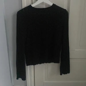 Svart stickad tröja från BikBok - Säljer en svart stickad tröja från BikBok i storlek S. Tröjan har långa ärmar och en enkel design som passar till det mesta. Perfekt för både vardag och lite finare tillfällen.