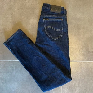Lee jeans - Riktigt snygga jeans från Lee, Slim fit & Storlek 28/32. Knappt använda därav nyskick!✅