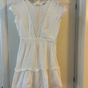 Student klänning  - Säljer min fina broderade student klänning som bara är använd under mitt utspring. Den har öppen rygg med en rosett. 