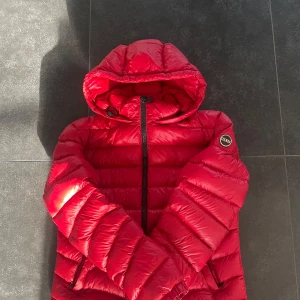 Colmar vinterjacka  - Sänker till ett behov vid intresse hör av er! Sjukt skön och snygg Röd colmar Vinterjacka. Är 180, väger 65kg och passar perfekt! Använd en halv vinter så i mycket bra skick