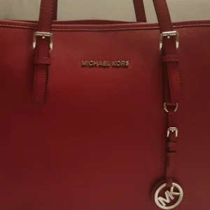 Väskor  - Jag säljer min fina väska Michael kors mycket bra skick  använd 3 gånger  inga skador ej smutsig,  Men stått i garderoben ett bra tag,Hör av dig vid intresse,,,,,