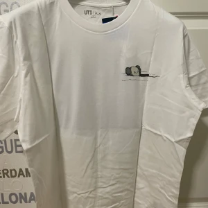 Kaws x Uniqlo - Kaws x Uniqlo Short Sleeve Artbook Pislappen finns kvar Finns både i storlek L och M 
