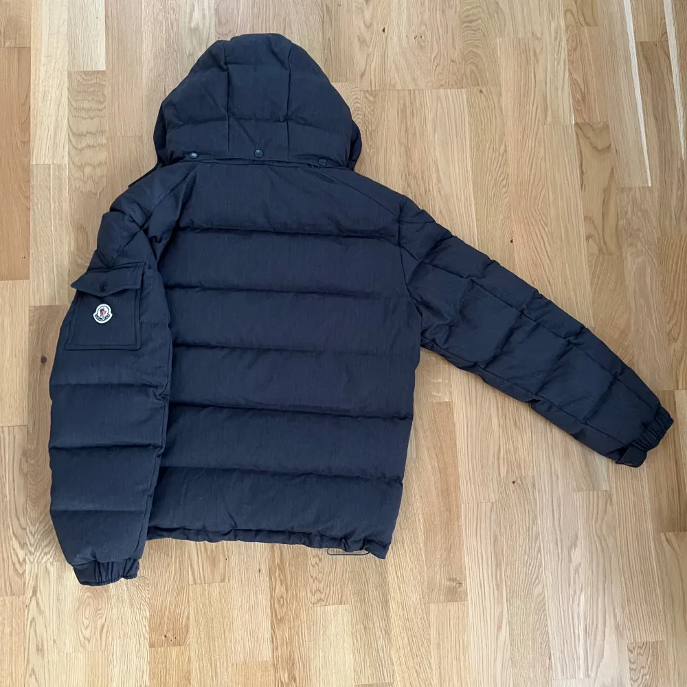 Hej, säljer nu min sprillans nya Moncler Montgenevre jacka. Jackan är i storlek 4 och har en jätte fin och unik grå färg.  Tags och andra tillbehör medföljer vid köp. Kontakta mig privat vid minsta lilla fundering!. Jackor.