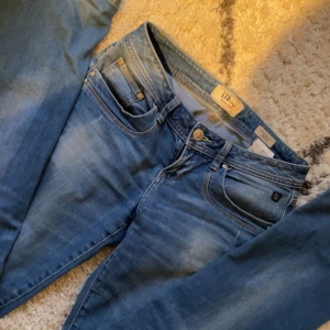 Ltb jeans - Ett par super snygga ltb ”valerie” jeans i mycket bra skick. De är lågmidjade och bootcut. Perfekta för vardagsbruk och passar till det mesta. Sköna och stilrena!❤️