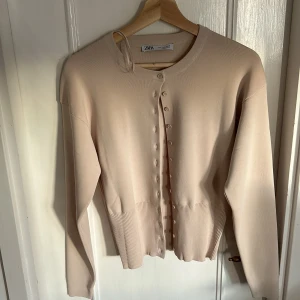 Beige Kofta från Zara - Säljer min fina kofta från Zara som är helt oanvänd då jag inte får användning av den. 