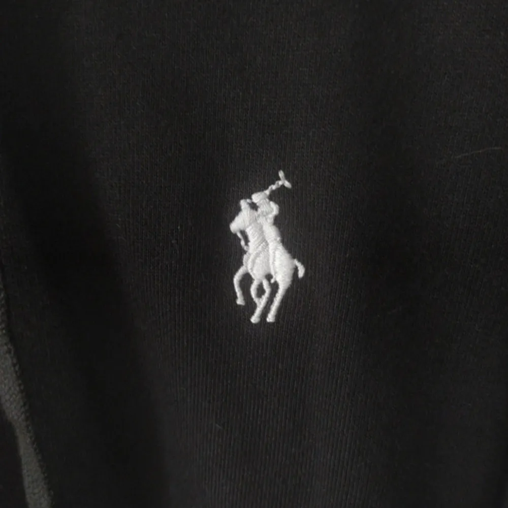 Säljer en snygg svart hoodie från Polo Ralph Lauren i storlek M men sitter mer som S. Den har en dragkedja framtill och den klassiska loggan broderad i vitt på bröstet. Perfekt för både höst och vår, och den är i mycket bra skick. Passar till alla tillfällen!. Tröjor & Koftor.