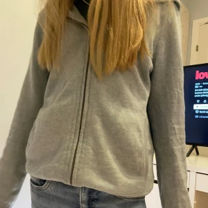 Kashmir zip  - Säljer min super fina välanvända zip up eftersom den inte sitter som den gjort tidigare. Tröjan har några hål vid armbågarna där det slitits extra mkt men annars toppen skick! Pris kan diskuteras 🌸