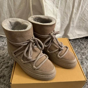 Beige boots från Inuikii - Säljer snygga skor från Inuikii som jag aldrig använt då de är försmå.  Kommer i originalkartong och är i nyskick. Skriv vid frågor❤️priset går att diskutera!