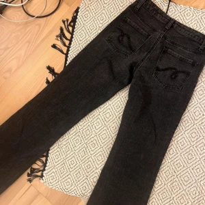 Low waist svarta jeans - Superfina bootcut jeans me fina fickor med glitter på💘💘 innerbennslängden 80 Midjemått 68