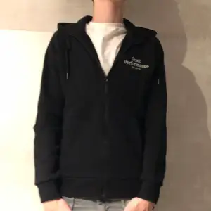 Peak performance Zip Hoodie - Pris: 599kr - Storlek: M - Ej använd perfekt skick 10/10 - Hör av er för mer information!