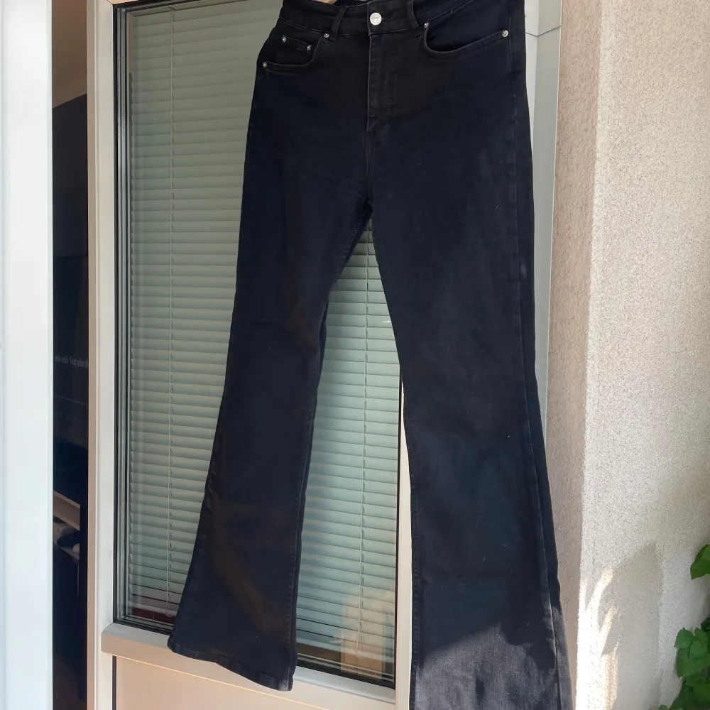 Säljer ett par svarta jeans från Perfect Jeans i storlek 38. De har en klassisk femficksdesign och är i bootcut-stil. Perfekta för både vardag och fest! 🖤Endast använda en gång men kommer inte till användning längre.. Jeans & Byxor.