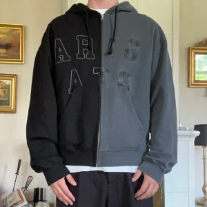 Axel Arigato Legend Zip Hoodie Black & Gray - Endast använd ett fåtal gånger, som ny i skicket.  Storlek L, fits M, modellen är väldigt oversized