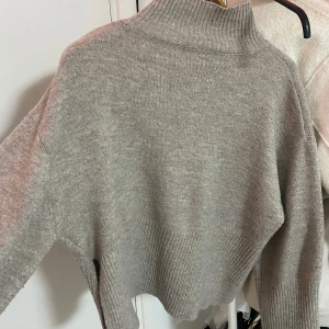 Grå stickad polotröja - Stickad tröja från Gina men en liten polokrage. Knappt använd 