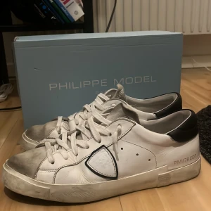 Philippe model skor - Köpta på miinto för 3500! Skick helt okej förutom liten slitning under (syns knappt när dem används) bild 4!
