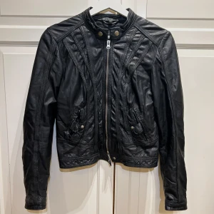 Skinnjacka RockandBlue - Säljer nu min skinnjacka ifrån RockAndBlue! En tidlös jacka med äkta skinn i storlek 36. Den är väl omhändertagen så i mycket bra skick. Nypris ca 2200