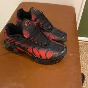 Röda Nike tns - Säljer ass fetta tns! Väll använda och lite trasiga där framme men är knappast synligt när man väll har på sig dom. Skick 7/10. Nypris 2000 mitt pris 600. Priset går även att diskuteras vid snabbköp
