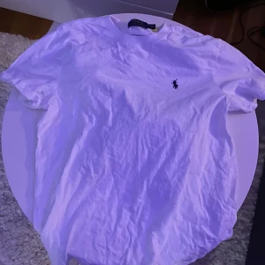 Polo Ralph lauren t shirt  - En polo Ralph lauren t shirt i storlek M. Perfekt skick. Aldrig använt bara testat. Jag säljer den då den var för liten för mig. Köpt på boozt.se för 695kr. Bara att höra av er för frågor.