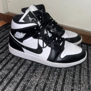Jordans skor - Säljer mina Jordans mid 1 dam som aldrig kommit till användning, extremt rena. Be om fler bilder för o se. Köpta för 1749 kr säljer för 1000 då de endast använda runt 4 gånger.❤️