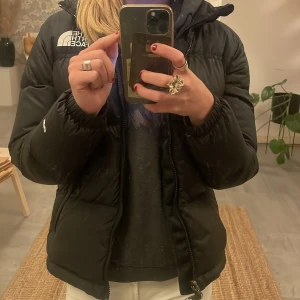 The North Face vinterjacka - The North Face vinterjacka i barnstorlek L, den passar vanlig storlek Xs! Supervarm, snygg och bekväm vinterjacka! Den är även i väldigt bra skick🤗  Köparen står för frakt💝 