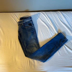 Mörkblå Replay anbass hyperflex - Ett par feta jeans från replay i modellen anbass. Dom är så kallade hyperflex som gör som extra stretchiga och sköna. Hör av dig vid frågor😁🫡👖🕺