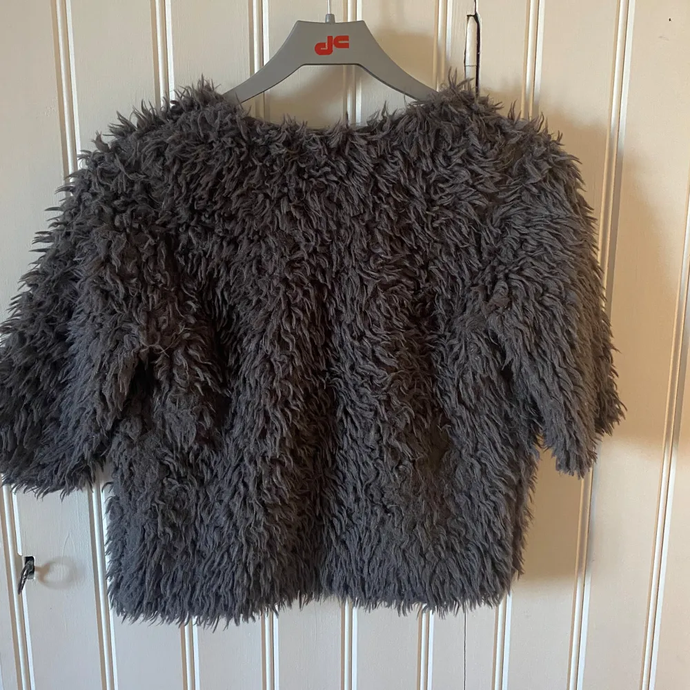 Säljer en supercool grå pälsjacka från Gina Tricot i storlek XXS. Jackan har en fluffig och mysig look med trekvartsärmar, perfekt för att ge din outfit en extra edge. Den är i mycket bra skick och passar perfekt för höst och vår.. Tröjor & Koftor.